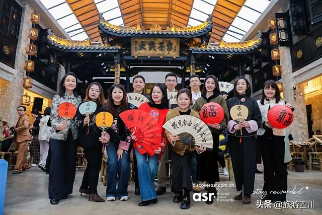 盖碗茶里听变脸，老茶馆赴非遗约雅诗阁中国2025成都地区感恩嘉年华成功举办