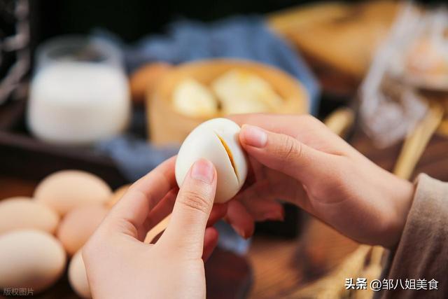 煮鸡蛋，别再用冷水下锅了！学会3个步骤，鸡蛋不破壳，鲜嫩好吃