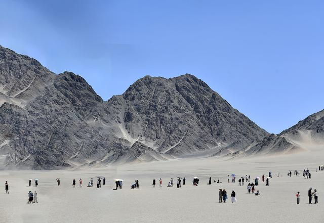 青海黑独山成热门打卡地， 游客络绎不绝赏"月球奇观"