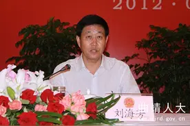 云南曲靖，再下一人图片