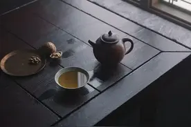 再读《两茎灯草》，也许我们错看了严监生图片
