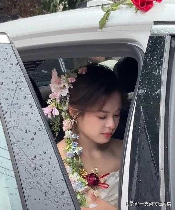 广西一新娘出嫁，美得让人忍不住心动：新郎不得每天都守着