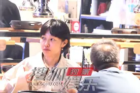 白百何聚餐吃烤肉大厅吸烟放松 虽低调却也不合规图片