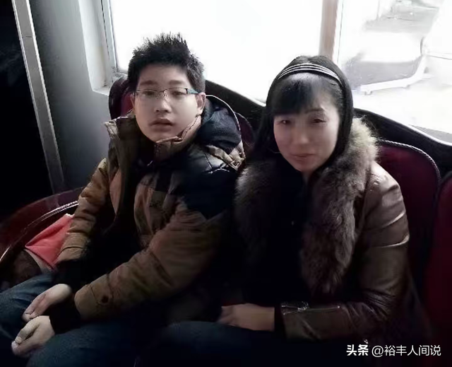 河南大学生王梦麒去世，年仅24岁，爸爸出轨患脑出血，妈妈不离弃