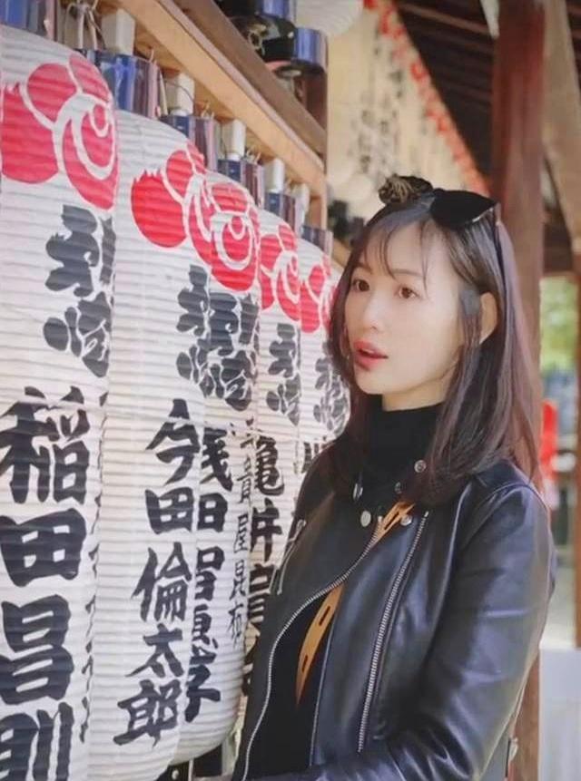 马蓉离开王宝强9年后更美了，穿搭时髦秀豆腐腿，越来越像大明星