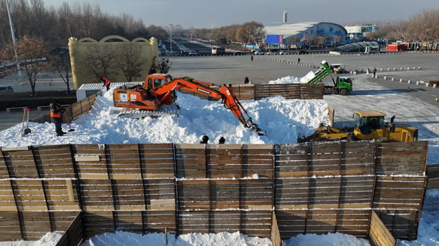 大雪人“开工”！超萌迎客大使“雪人先生”开始堆砌