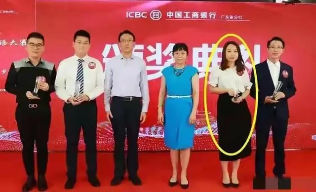 工行高管举报妻子出轨！抓奸画面流出，更多聊天曝光，女主很漂亮