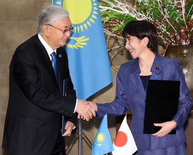 高市刚敲定稀土大单	，哈萨克斯坦趁虚而入，结果被中国卡脖子