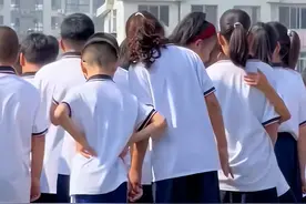 男生看毕业典礼被高个女生霸气抱起，上演举高高场面，太有爱了图片