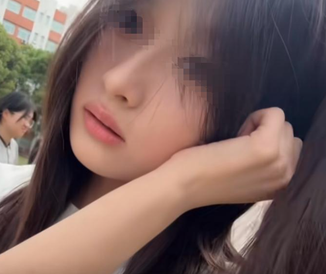 江苏女孩出国旅游，地铁上遭日本人侮辱，女孩硬刚：我是你爸爸