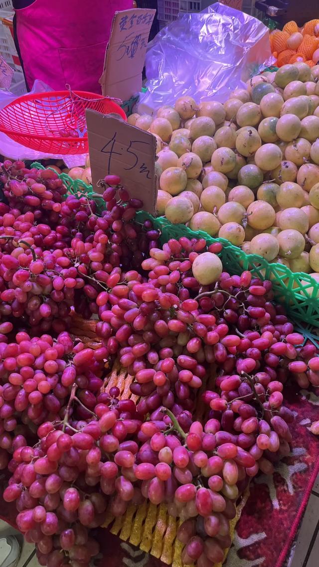 轨道直达的赶场地！地方超大，东西多，买菜这些超方便