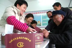 农民注意！2025年养老保险能一次性补缴15年！每月能领多少钱？图片