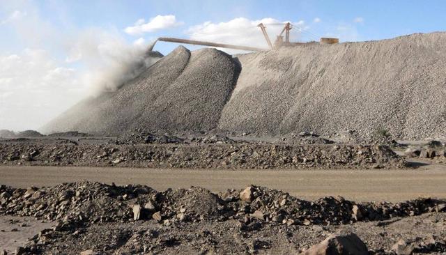 美国生产出第一块稀土磁铁！贝森特敲锣打鼓：再也不怕中国卡脖子