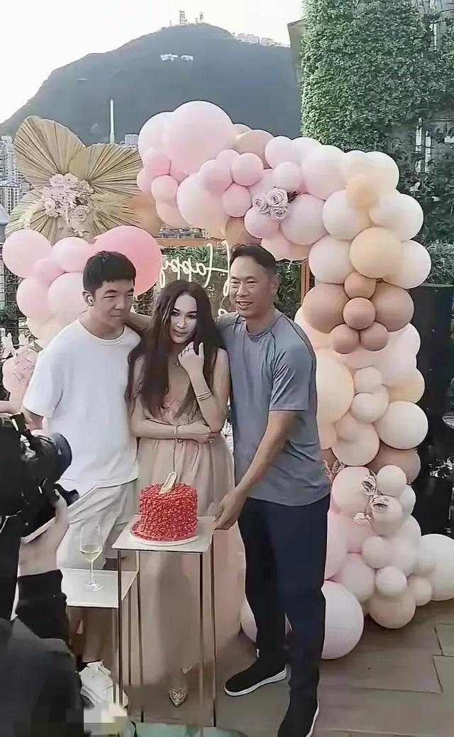 温碧霞庆生露半胸，丈夫穿着朴素像农民，养子长得越来越像他了