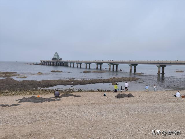 搭乘17路双层巴士来到美丽的栈桥，东炮台上看清末烟台的海防要塞