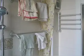 建议大家：卫生间装毛巾架落伍了，学有钱人这么做，干净又高级图片