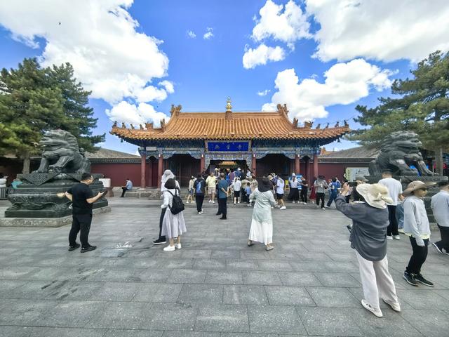 阿拉坦汗的塑像为啥立在呼市中心？闹市中逛无量寺吃风味手把羊肉