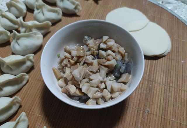 包白菜馅饺子	，牢记“2放2不放	”！放错了不香有怪味，别不当回事