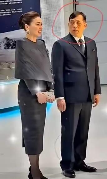 泰王冷对苏提达绝世美颜，航天城现场表情引热议！