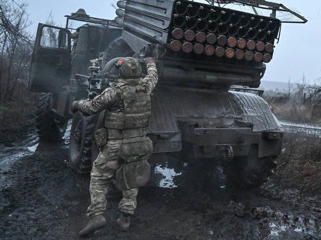 乌军兵力不足疲于奔命，俄军多点出击强拉战线