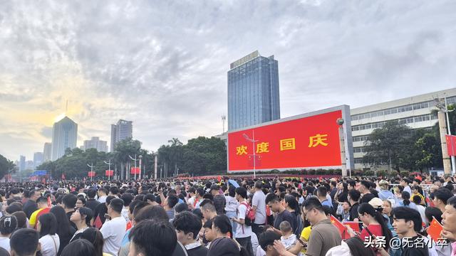 这是专属广西南宁的国庆节，人山人海，只为一场共同的仪式