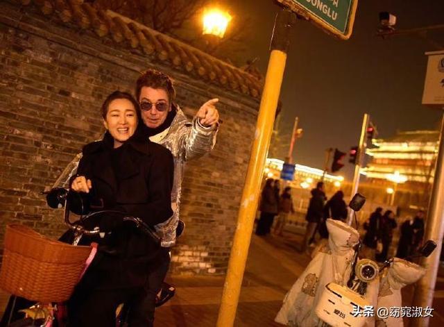 59岁巩俐带法国老公北京游玩，76岁雅尔帅气又多金，跟总统是朋友