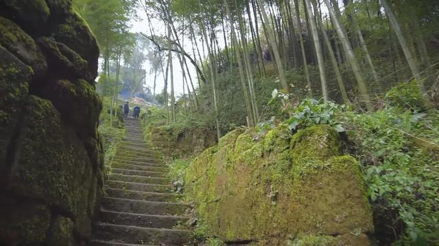 重庆大足深山有一神秘洞窟，洞口对联无人能懂，如同天书