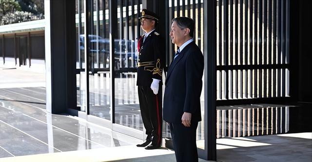 天皇亲自出山，日本对中国的反击正式开始，高市早苗憋出了一妙计