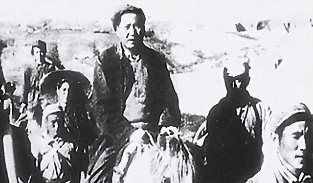 1948年毛主席东渡黄河，刚开船，毛泽东突然转身：快！给我照相