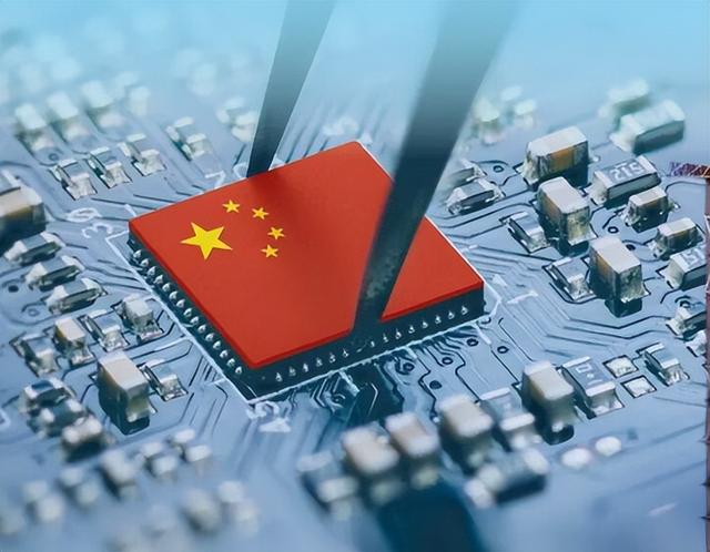 中美芯片暗战再升级！参议员联手马国封锁，黄仁勋称低估中国太蠢