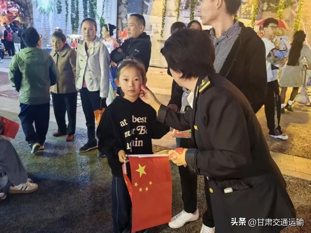夜游黄河船如织 服务暖心客自来——兰州国庆水上旅游人气旺体验佳