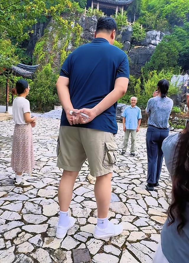 姚明国庆带一家人江苏旅游，女儿姚沁蕾15岁身高1米93打扮太成熟