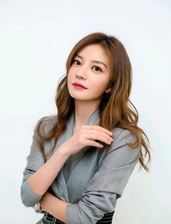 封杀四年，49岁赵薇突传消息，因胃癌去世传闻5个月前就真相大白