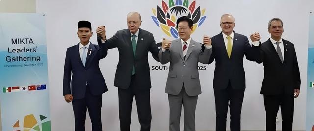 G20峰会开完了，中方专机刚飞走，卡尼通知全球，美国时代将结束