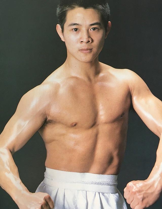 李连杰“返老还童”事件，走向越来越玄乎，难怪向太坐不住了！