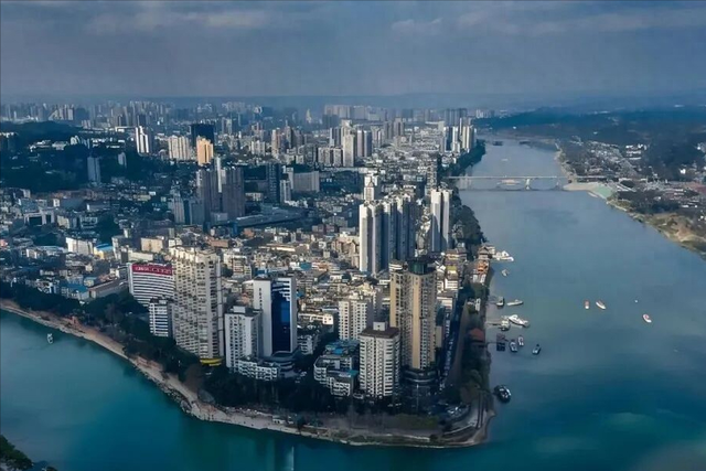 双面乐山：一座文化旅游和先进工业交相辉映的城市