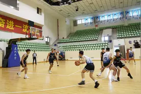 与厦门大学切磋球技，“首来族”台胞：想跟大陆各个学校一起打球图片