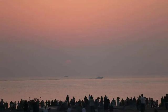 场面动容！清晨5点的日照海边他们与国旗同框……