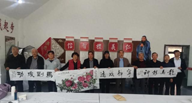 重阳佳节将来临 创作墨宝送老人
