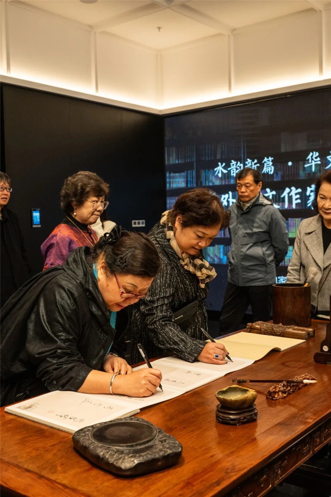 全球海外華文作家齊聚古都金陵,雅然家具藝術(shù)館助力文化出海 全球海外華文作家齊聚古都金陵,雅然家具藝術(shù)館助力文化出海