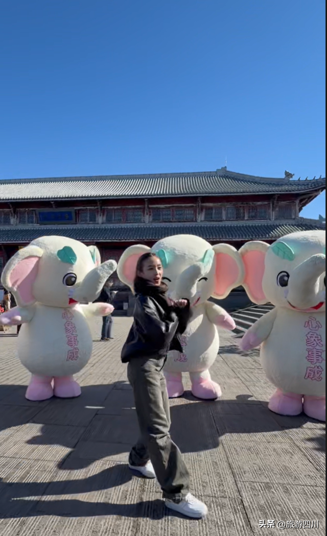 泰国千万粉丝网红打卡峨眉山冰雪秘境！体验国际级文旅服务