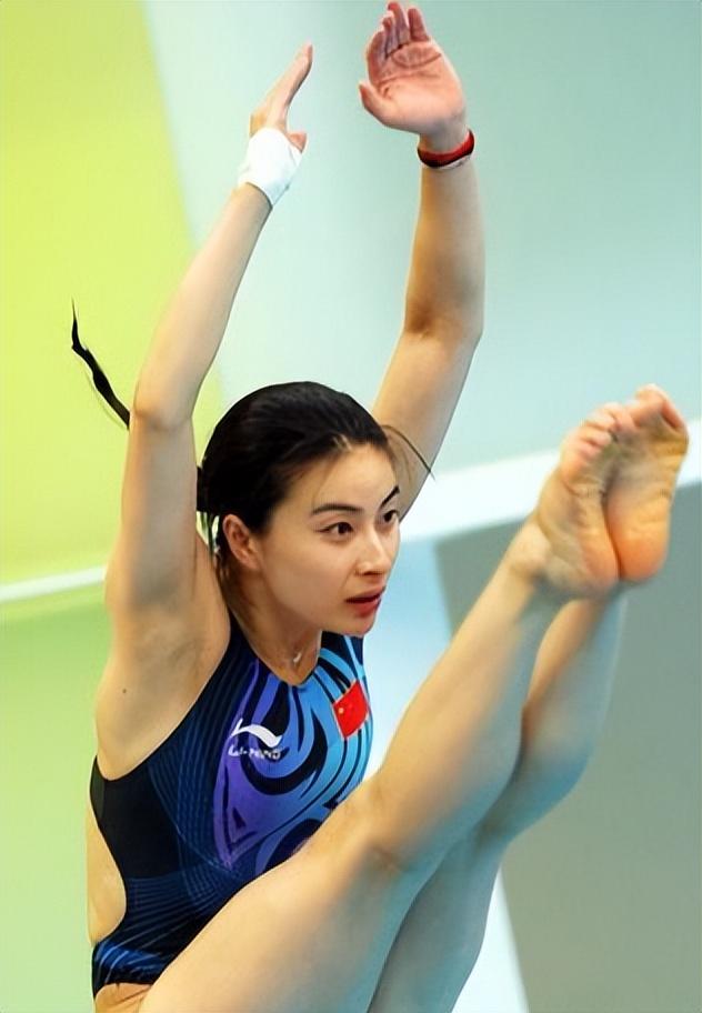 霍启刚高调官宣喜讯仨月，郭晶晶再破天花板，让整个贵妇圈沉默了