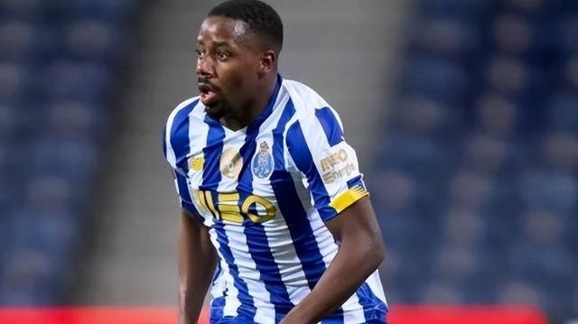 申花外援马纳法玩奥特曼体感游戏，动作标准找回童年感觉