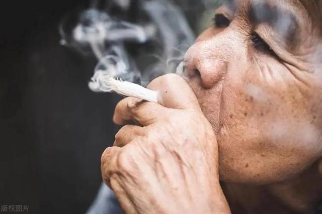 男性吸烟后，若频繁出现4种异常，证明已不适合吸烟，尽快戒了吧