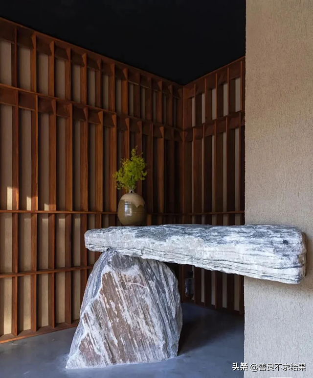 你家小院，如何用“半嵌入墙体”的石头，打造独一无二的景观？
