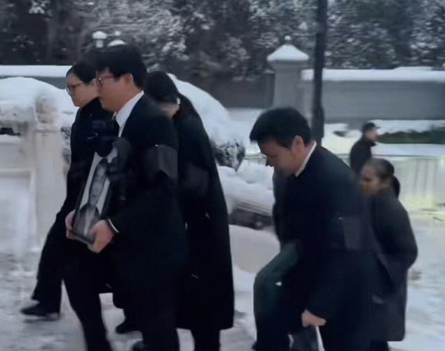 聂卫平送别！长子孔令文举遗像	，次子女儿紧跟其后，众人雪中送行
