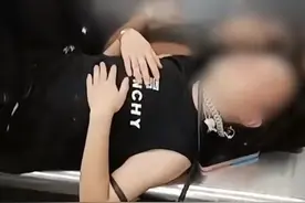 客服回应女子乘地铁脱鞋睡觉：可拨打客服电话反馈图片