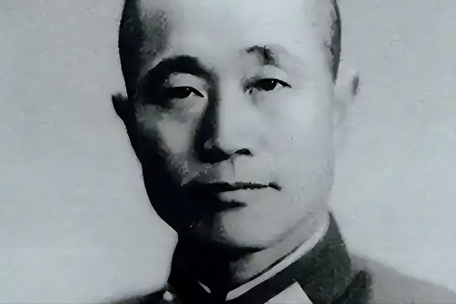 1981年，杜聿明的葬礼上，女儿杜致礼和杨振宁的留影，悲痛难掩！