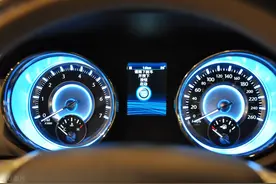 车内故障灯亮了不用慌，教你怎么办，内附车仪表上显示的标志大全图片