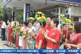 高考第一天，学校门口遇到一位特别的家长图片